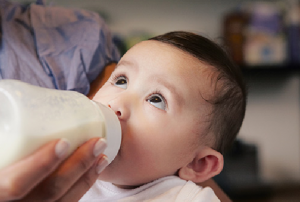Uống sữa giúp trẻ tăng trưởng chiều cao.