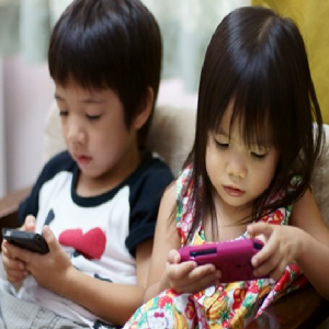 Smartphone Làm Trẻ Thoái Hóa Tình Cảm Gia đình